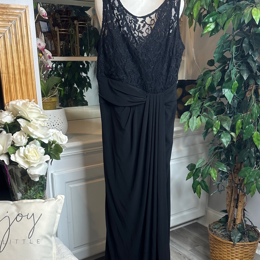 EUC R&M Richards Formal Black Lace Maxi Dress, 8